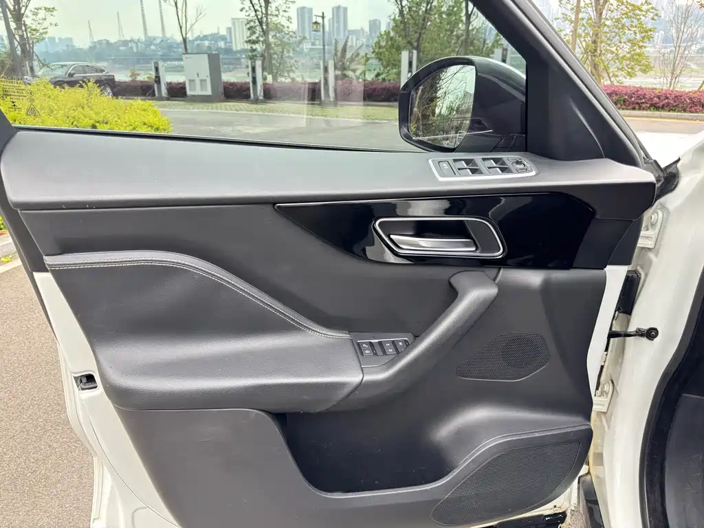 Jaguar F-PACE 2017 — фото 13