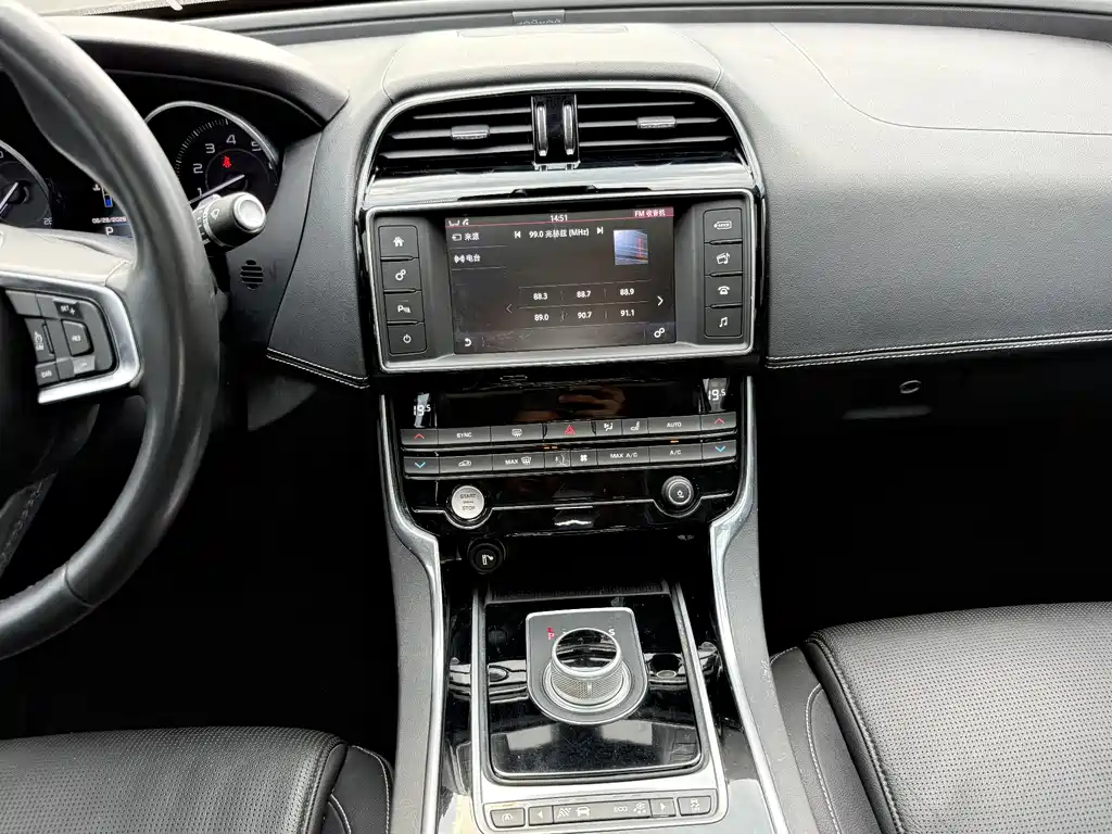 Jaguar XE 2016 — фото 22
