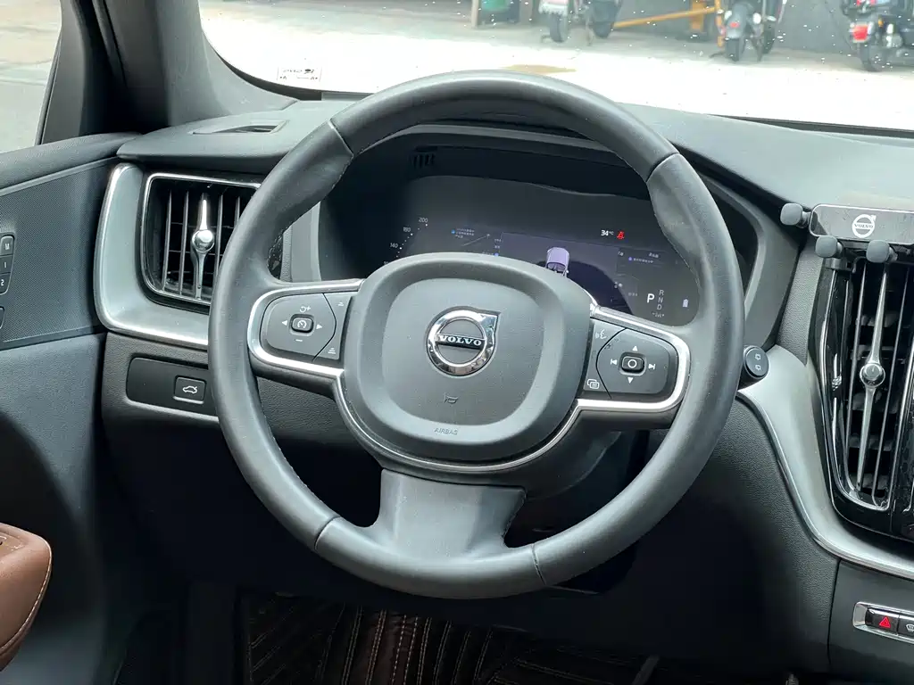 Volvo XC60 2024 — фото 10