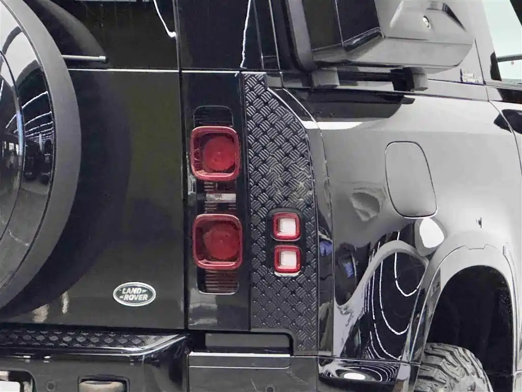 Land Rover Defender 2023 — фото 19