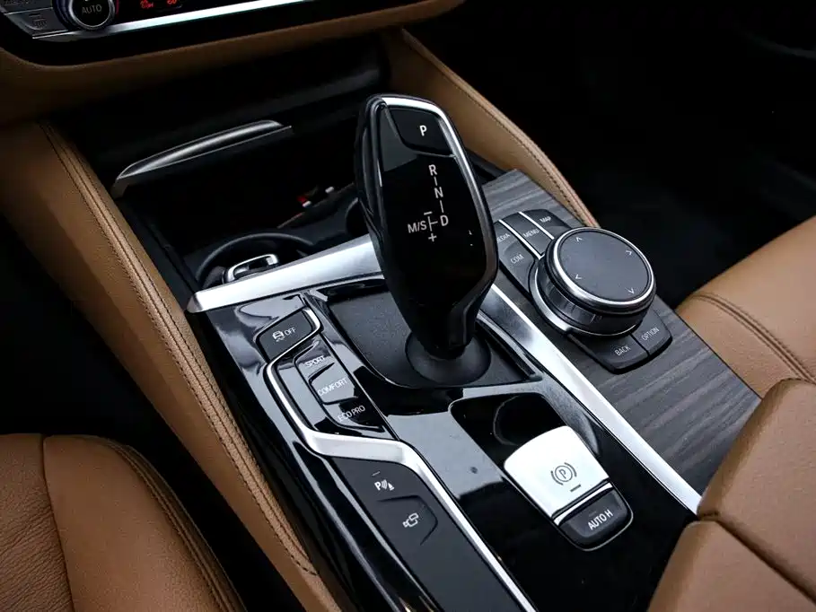 BMW 5 Series 2019 — фото 9