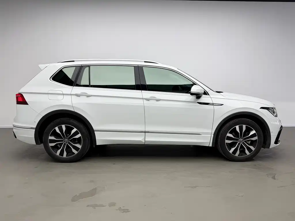 Volkswagen Tiguan L 2023 — фото 8