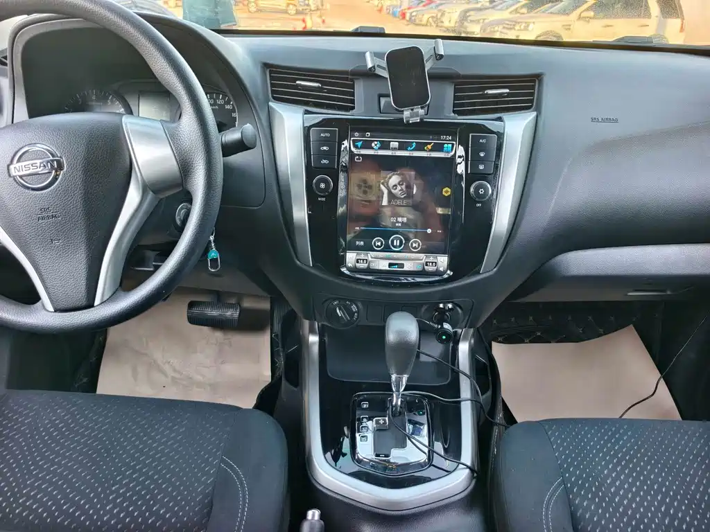 Nissan Navara 2019 — фото 12