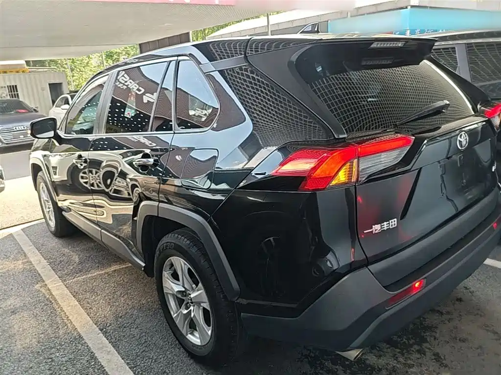 Toyota RAV4 2023 — фото 5