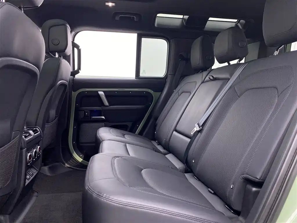 Land Rover Defender 2023 — фото 7