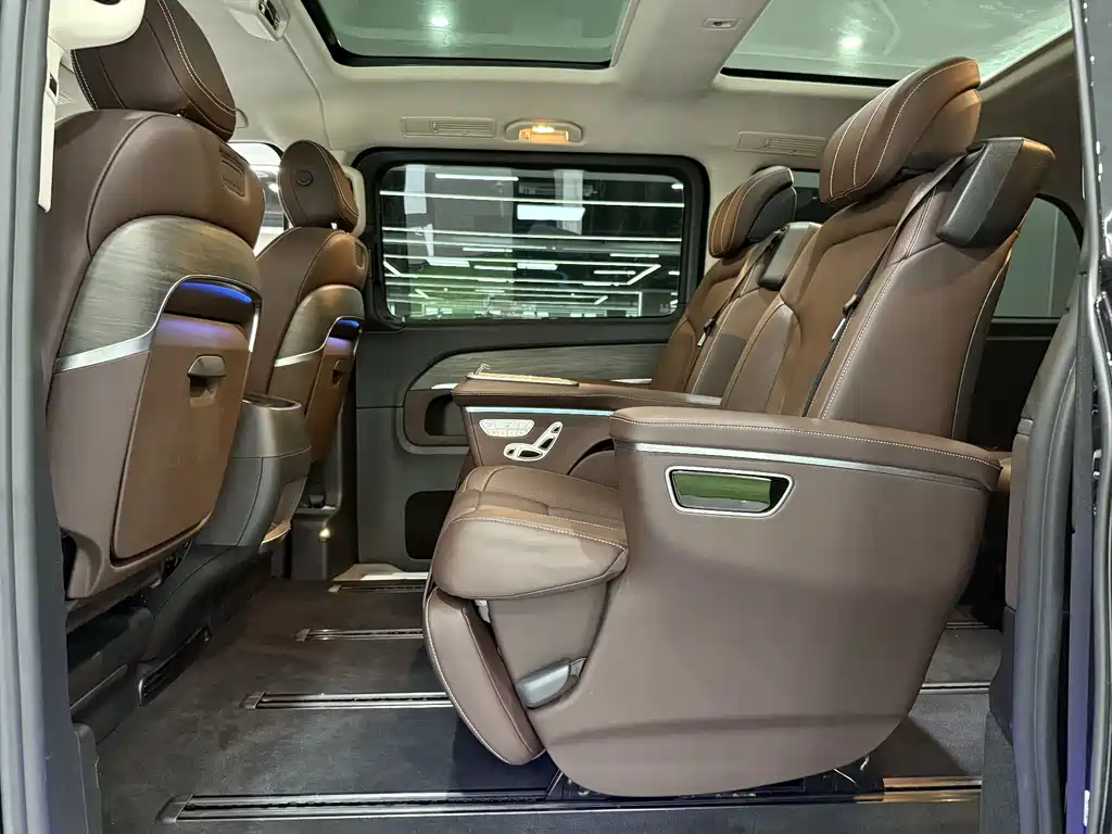 Mercedes-Benz V-Class 2024 — фото 17