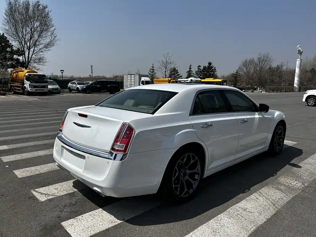 Chrysler 300C 2014 — фото 12