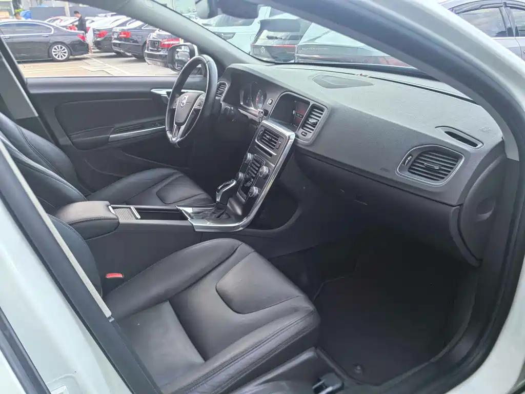 Volvo S60 2015 — фото 15