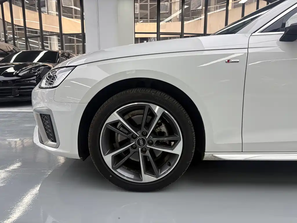 Audi A4L 2023 — фото 14
