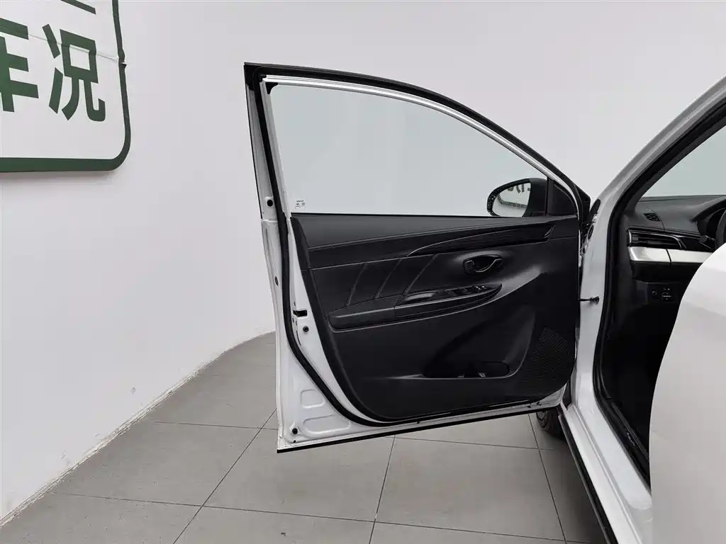 Toyota Yaris L 2023 — фото 8