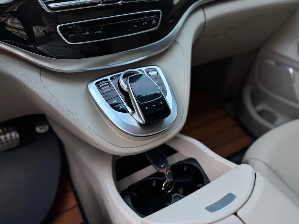 Mercedes-Benz V-Class 2017 — фото 13