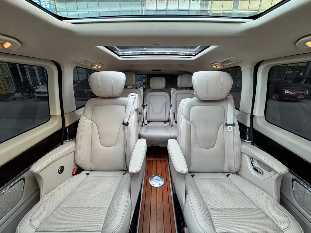 Mercedes-Benz V-Class 2017 — фото 18