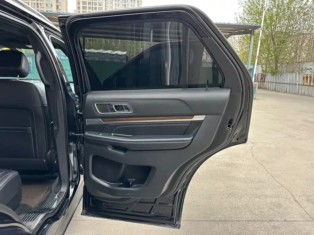 Ford Explorer 2017 — фото 15