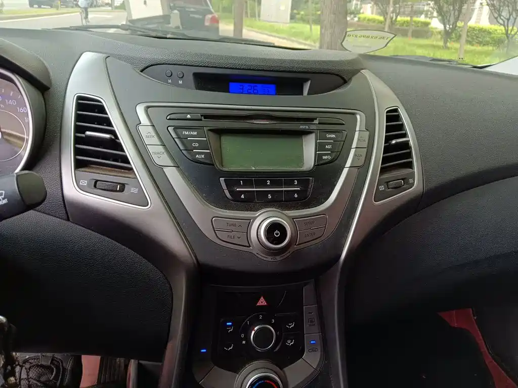 Hyundai Elantra 2016 — фото 9
