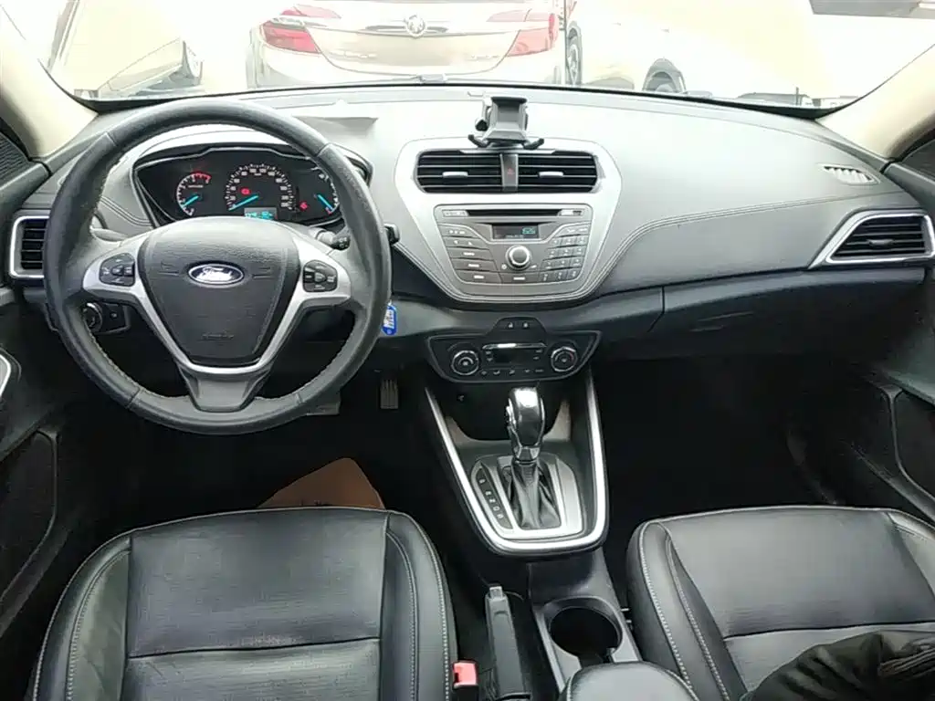 Ford Escort 2016 — фото 10