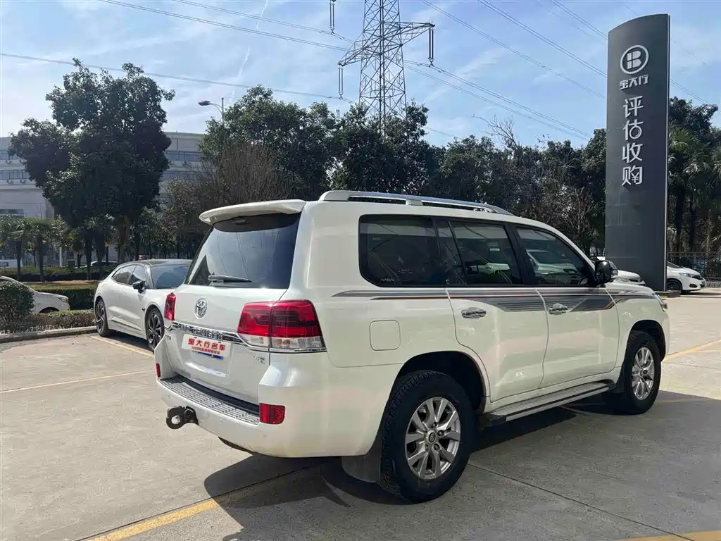 Toyota Land Cruiser 2017 — фото 2