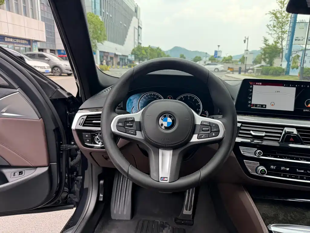 BMW 5 Series 2018 — фото 17
