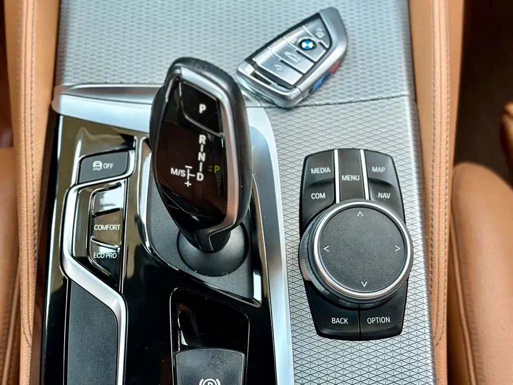 BMW 5 Series 2019 — фото 14