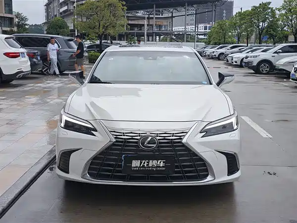 Lexus ES 2025