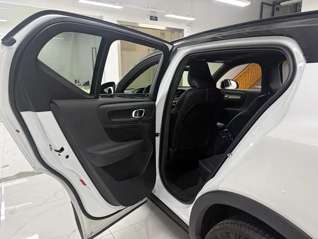 Volvo XC40 2019 — фото 11