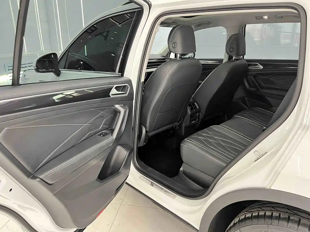 Volkswagen Tiguan L 2023 — фото 11