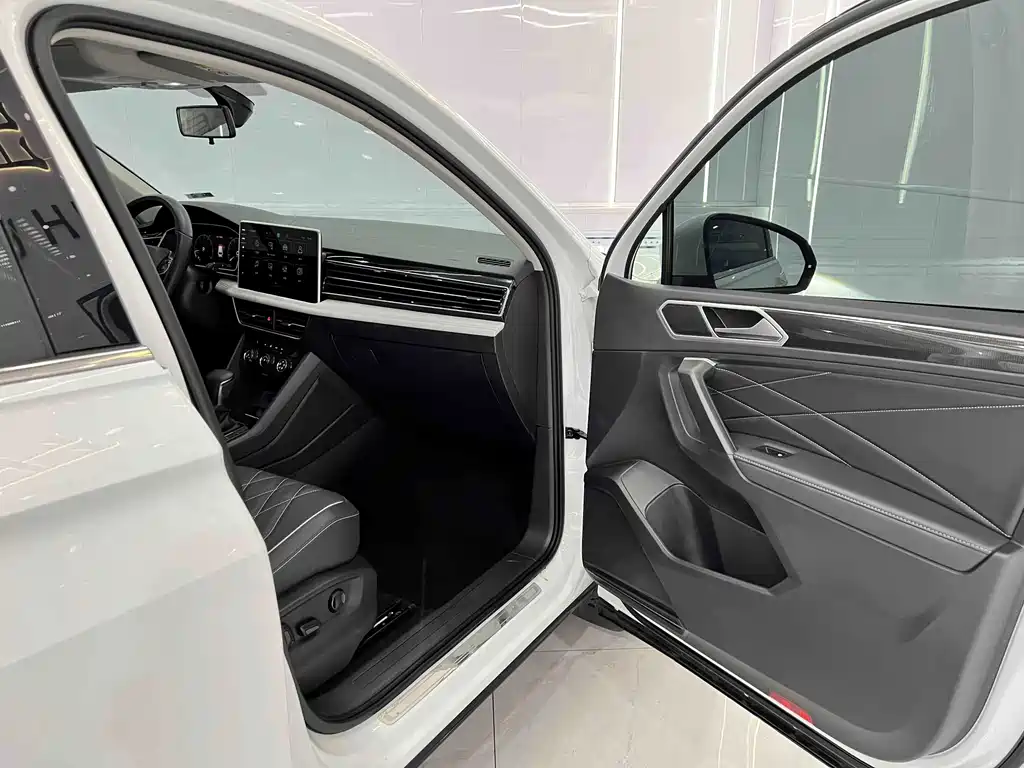 Volkswagen Tiguan L 2023 — фото 17