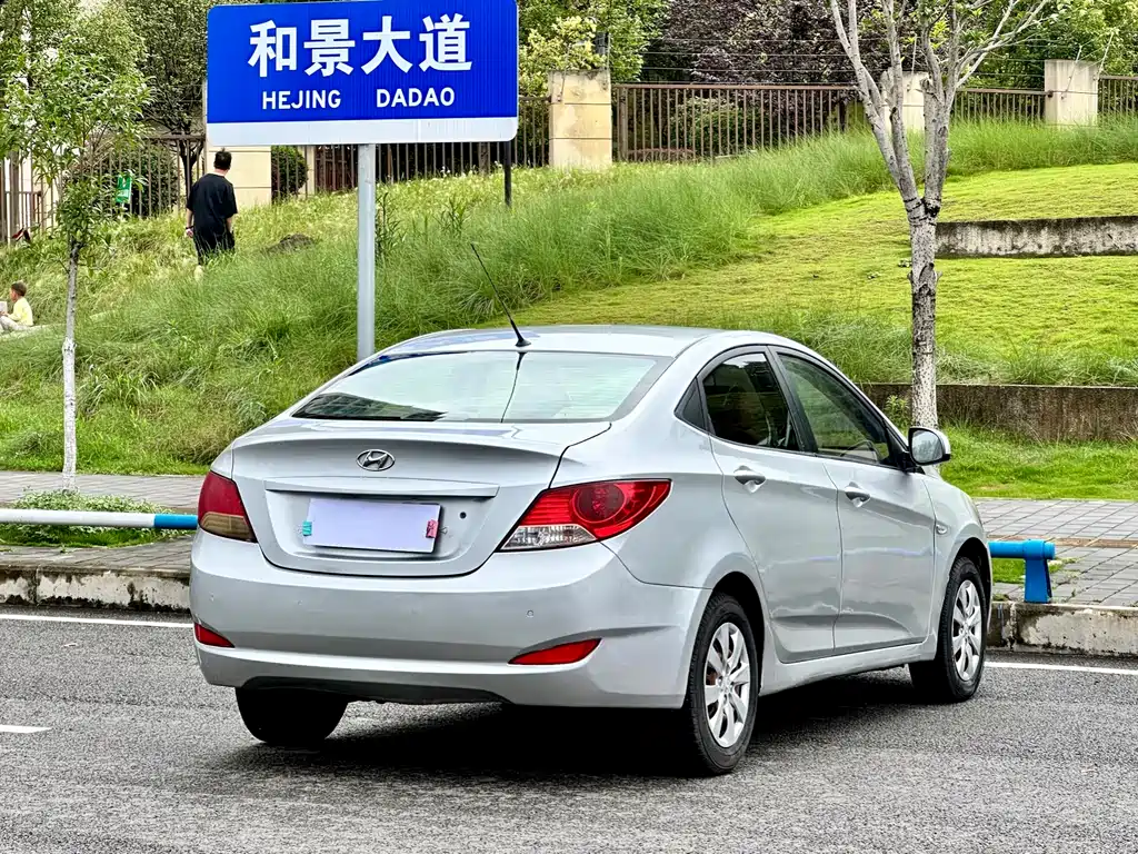 Hyundai Accent 2011 — фото 4