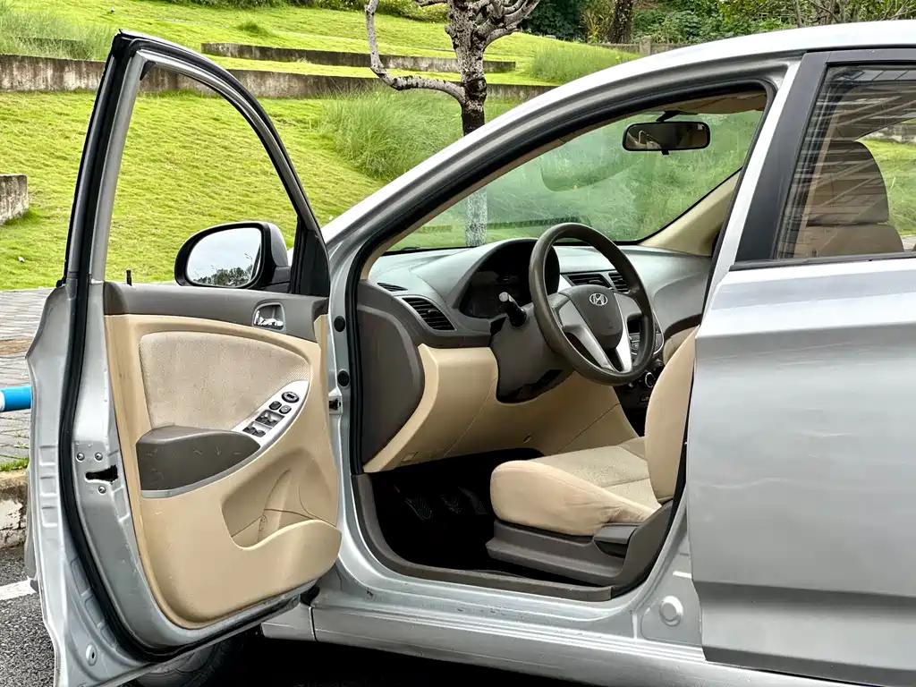 Hyundai Accent 2011 — фото 15