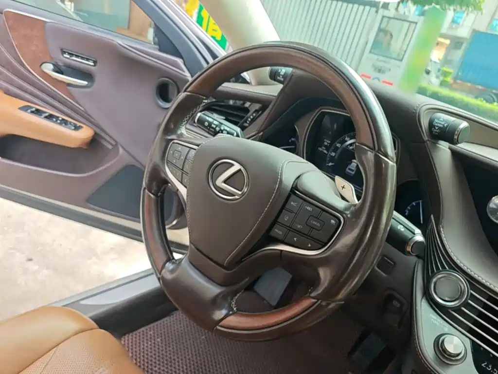 Lexus LS 2018 — фото 11