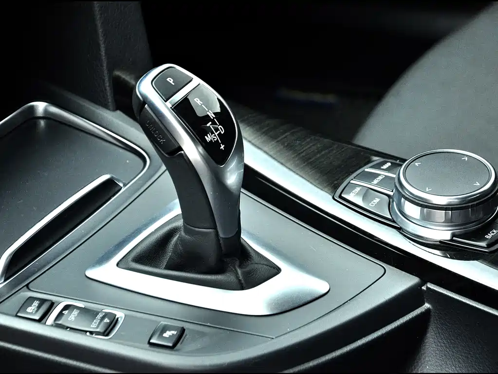 BMW 3 Series 2018 — фото 15