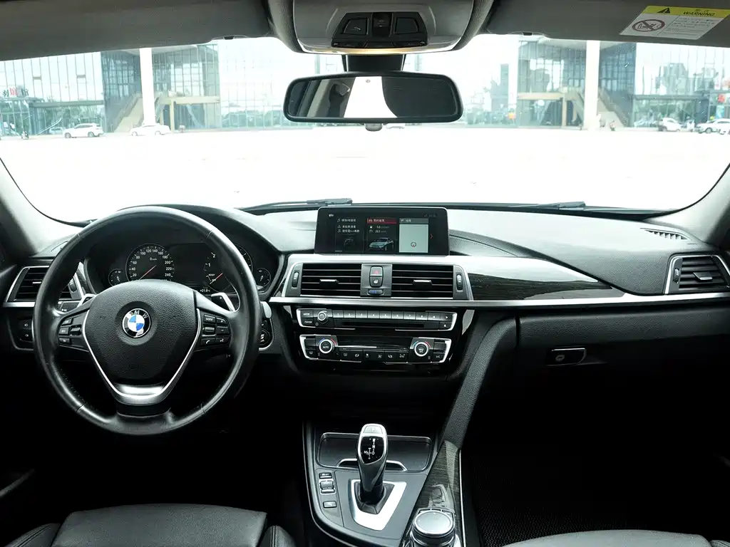 BMW 3 Series 2018 — фото 11