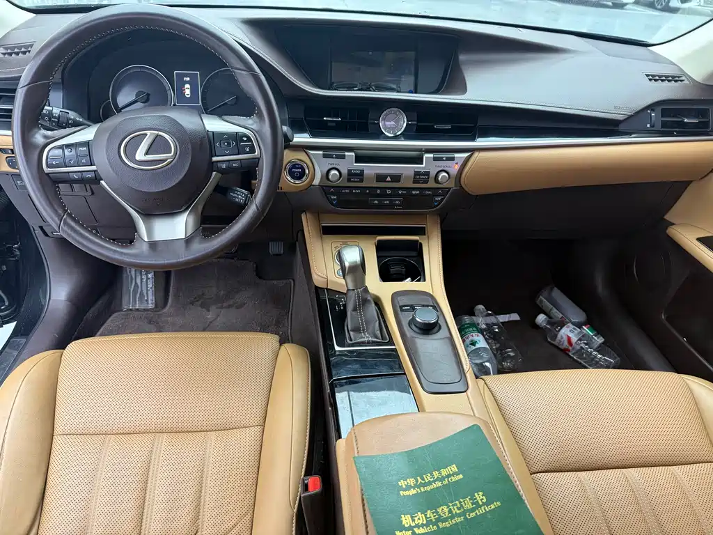 Lexus ES 2016 — фото 10