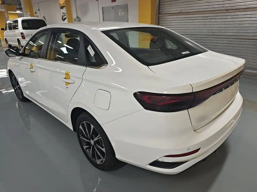 Geely Emgrand 2025