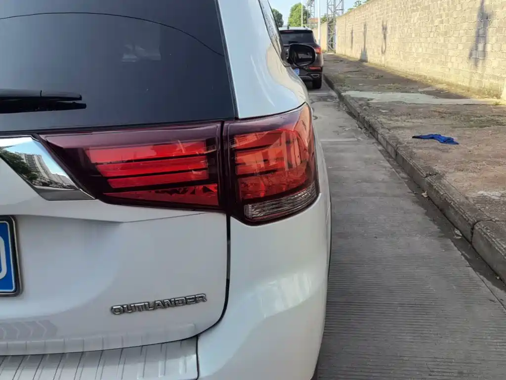 Mitsubishi Outlander 2019 — фото 8