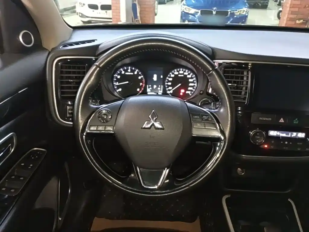 Mitsubishi Outlander 2020 — фото 11