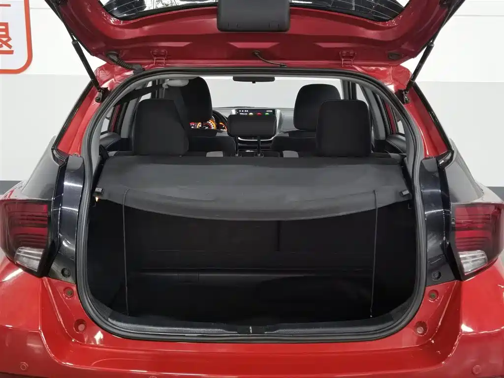 Toyota Yaris L 2022 — фото 16