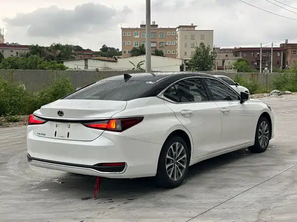 Lexus ES 2023