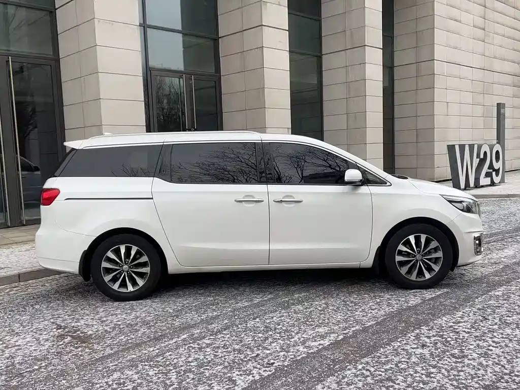 Kia Carnival 2017 — фото 3