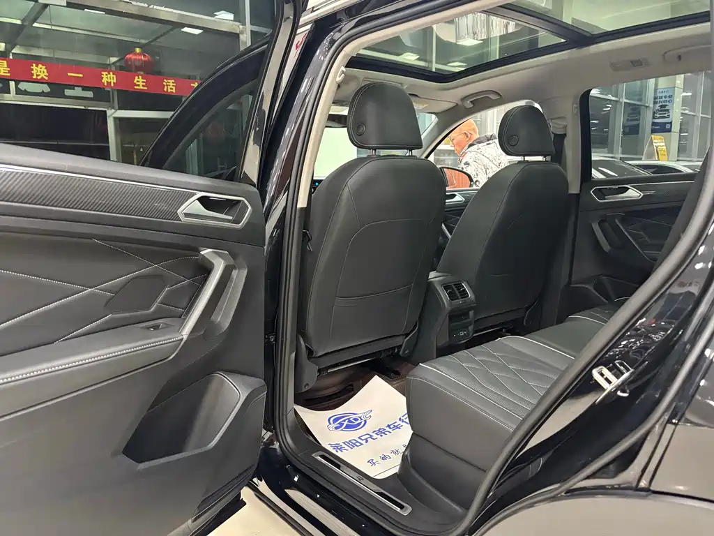 Volkswagen Tiguan L 2023 — фото 10