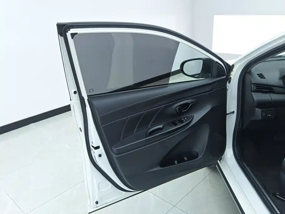 Toyota Yaris L 2021 — фото 7