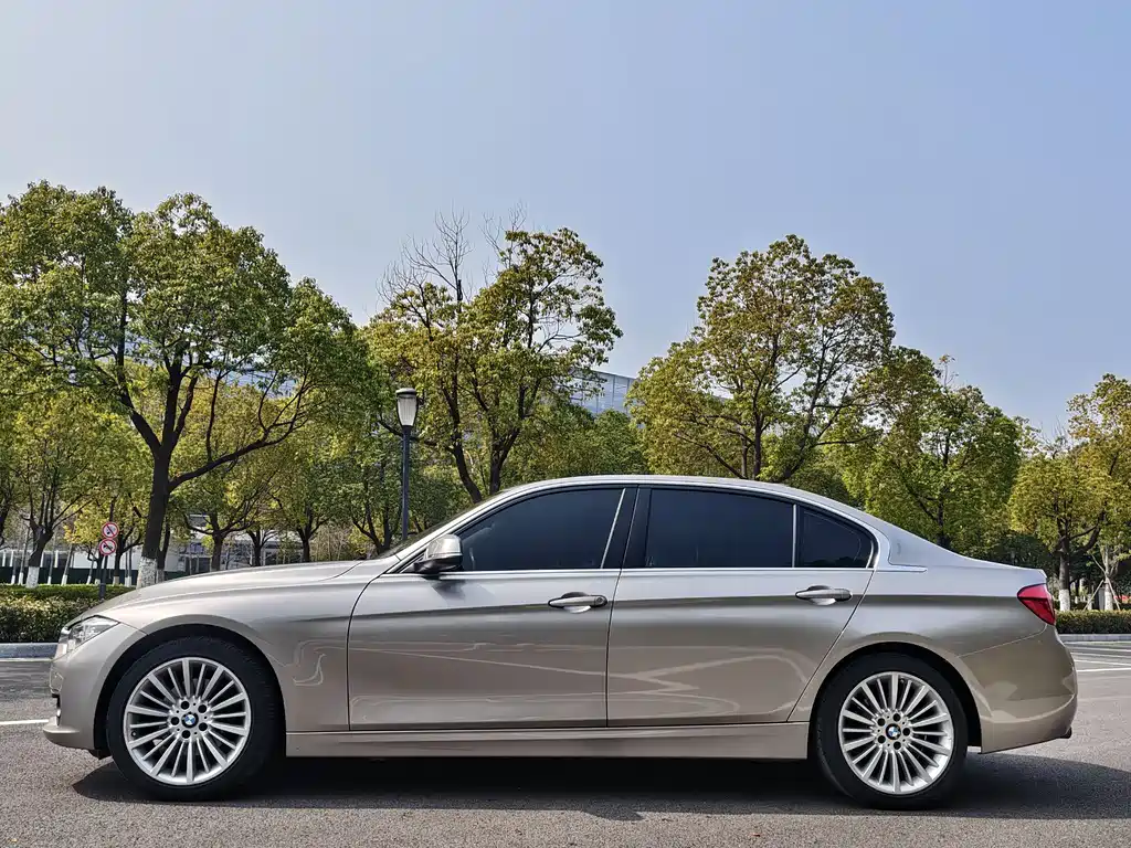 BMW 3 Series 2017 — фото 18