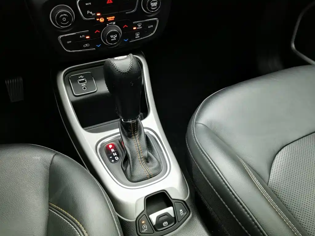 Jeep Compass 2018 — фото 13