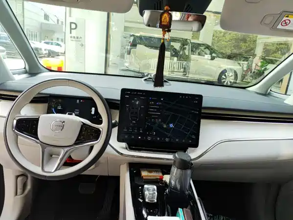 Volvo EM90 2024