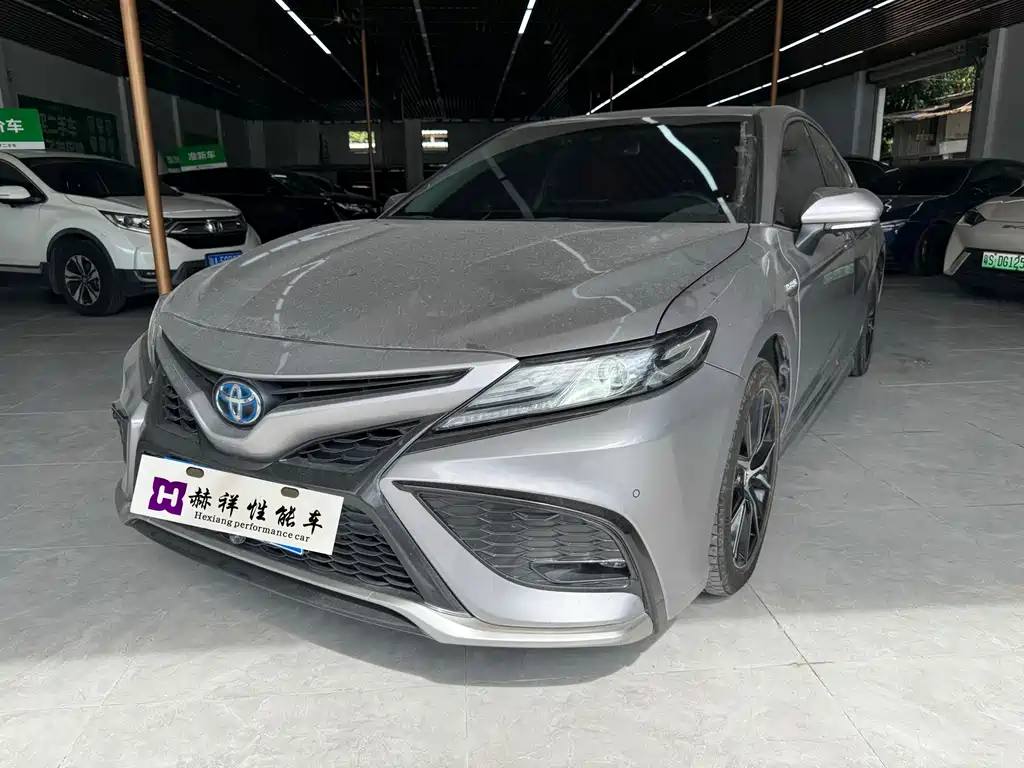 Toyota Camry 2023 — фото 1