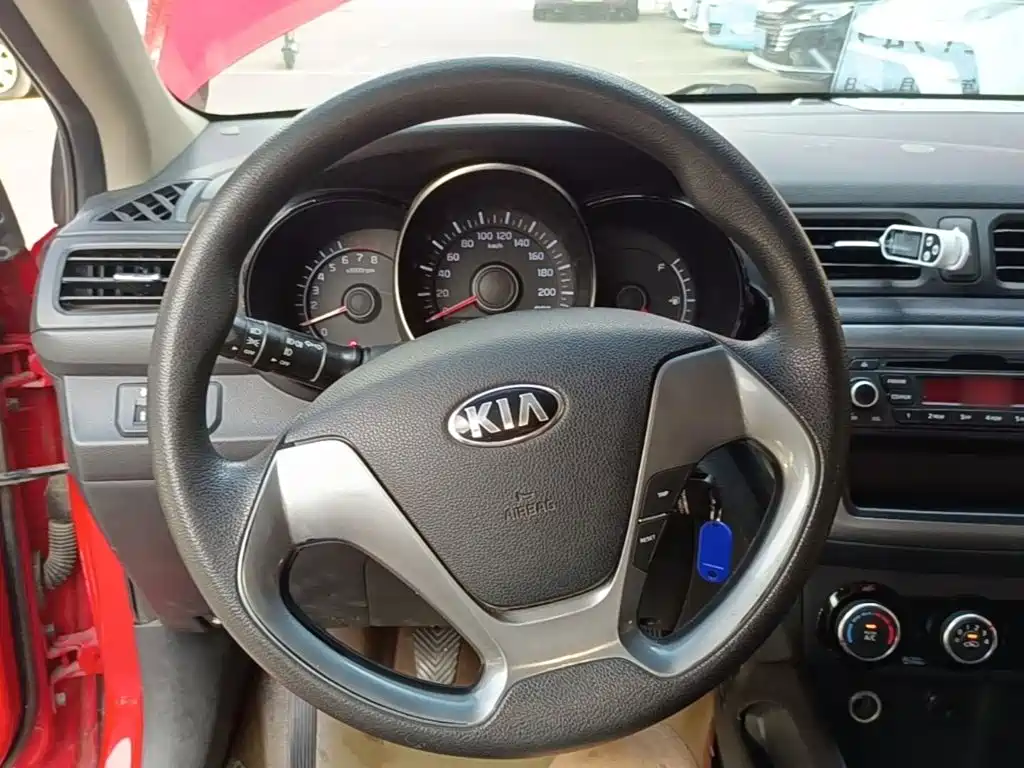 Kia K2 2015 — фото 11