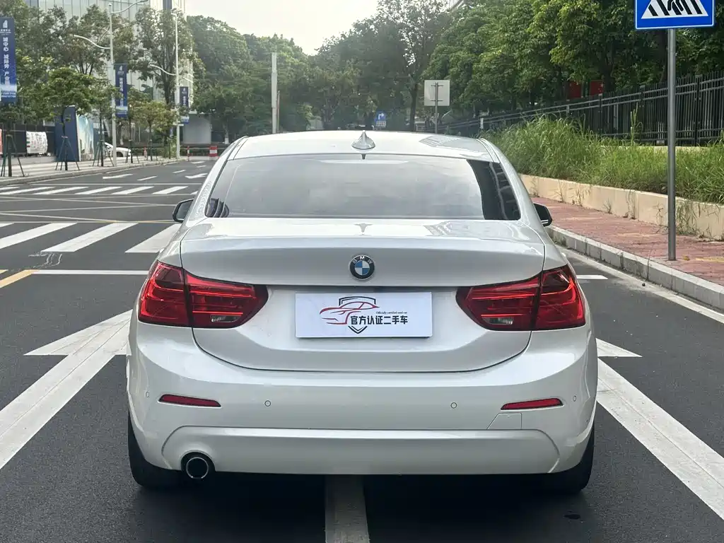 BMW 1 Series 2018 — фото 11