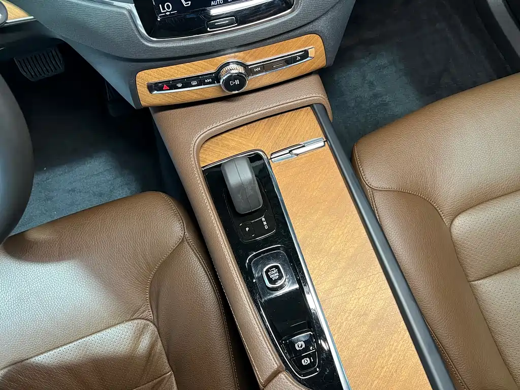 Volvo XC90 2022 — фото 15