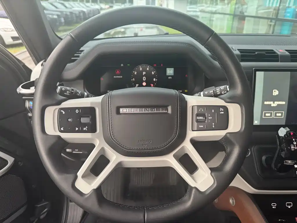 Land Rover Defender 2023 — фото 17