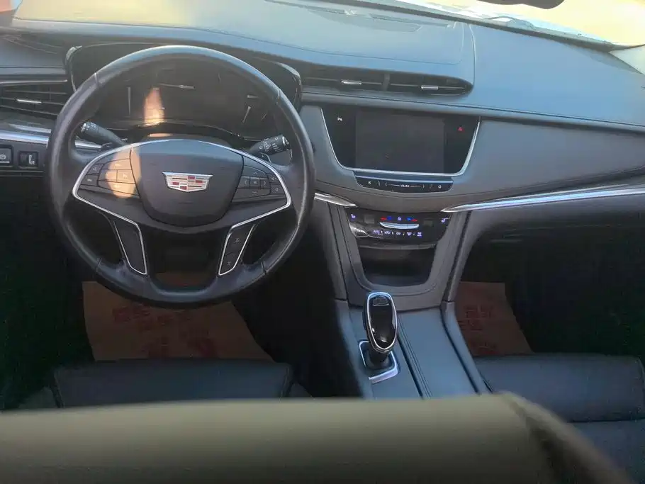 Cadillac XT5 2017 — фото 12