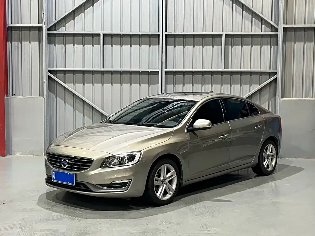 Volvo S60 2015 — фото 1